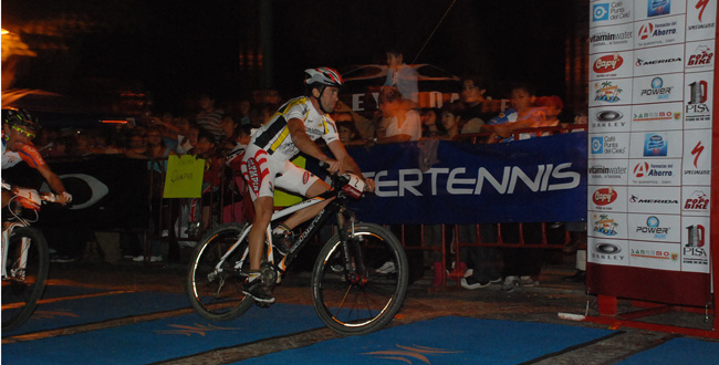 Gilberto Simoni vence en Toluca con el maillot del Campus de M&eacute;xico 2010